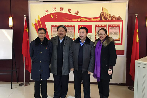 董事長(zhǎng)吳晉龍、集團(tuán)黨組副書記王麗萍與參加此次黨建活動(dòng)的領(lǐng)導(dǎo)合影