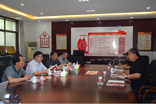 臨汾市市場(chǎng)監(jiān)督管理局局長、非公企業(yè)黨委書記張東紅<br>在科海集團(tuán)調(diào)研非公黨建工作